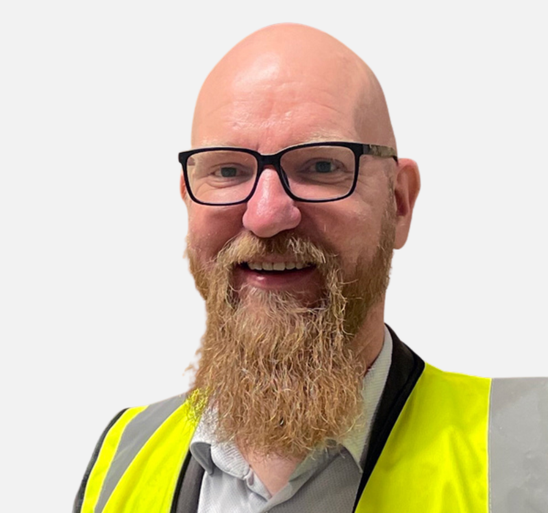 Myyntipäällikkö Ari Laurila katsoo kameraan hymyillen.