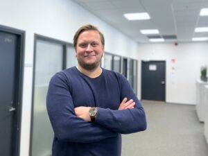 Myyntijohtaja Markus Viitanen hymyilee kameralle