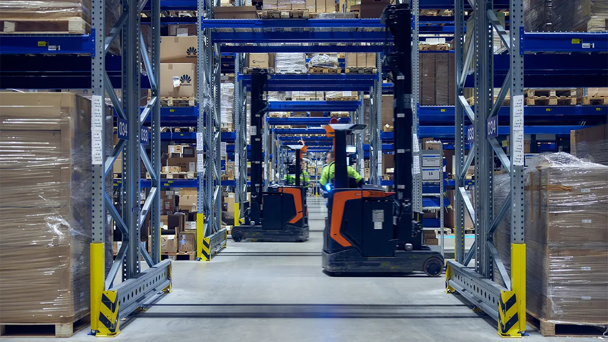 Kobottitestaus logistiikkakeskuksessa osana Big Flash-hanketta
