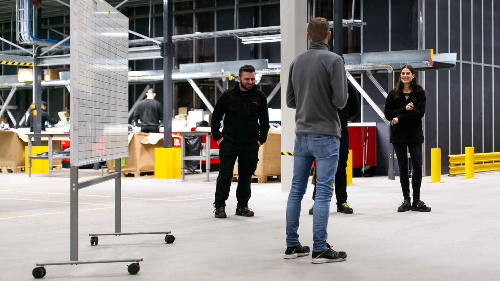 Team discussion during the setup of a new warehouse operation | Tiimikeskustelu uuden varasto-operaation käyttöönoton aikana | Logents team och kund diskuterar uppstarten av en ny lagerverksamhet | Logents team og kunde drøfter opstart af ny lagervirksomhed