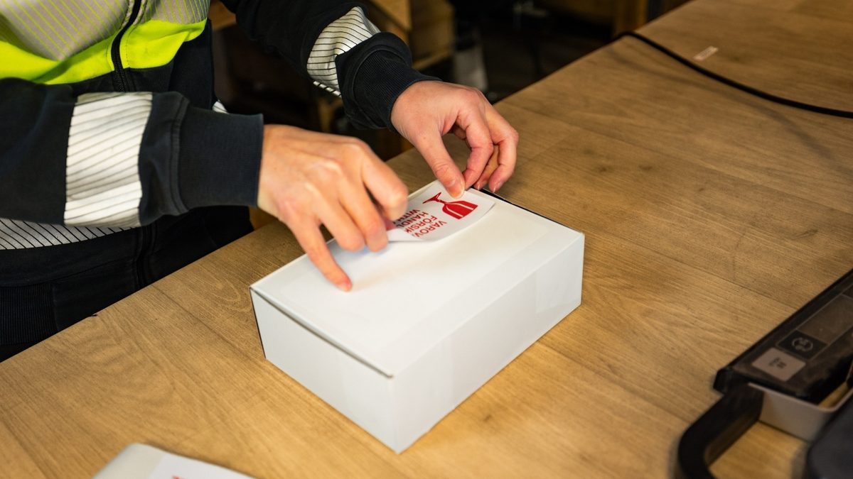 Varastotyöntekijä tarroittaa pakkausta Logentin varastossa osana varastoinnin ulkoistamista.